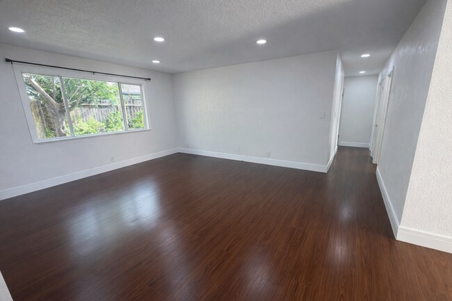 Building Photo - 3 bed 2 Bath Home Recently renovated single-family home in Fairfield,