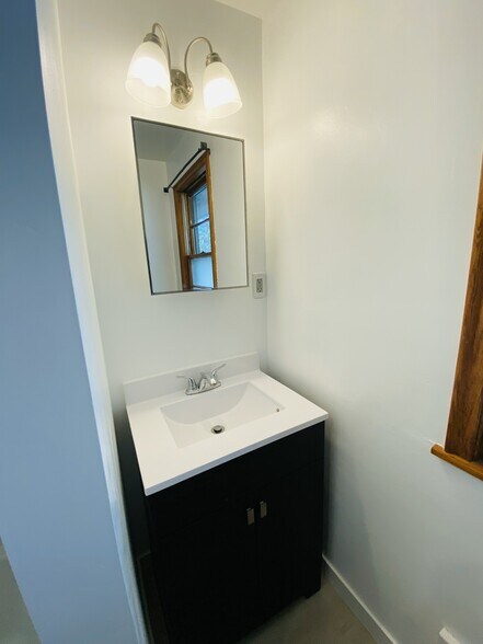 Building Photo - 4533 University Ave NE