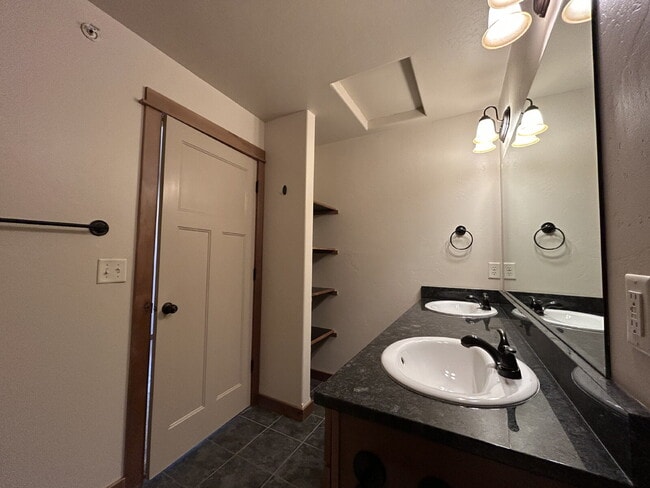 Building Photo - Upgraded 2 Bed, 1.5 Bath Townhouse with St...