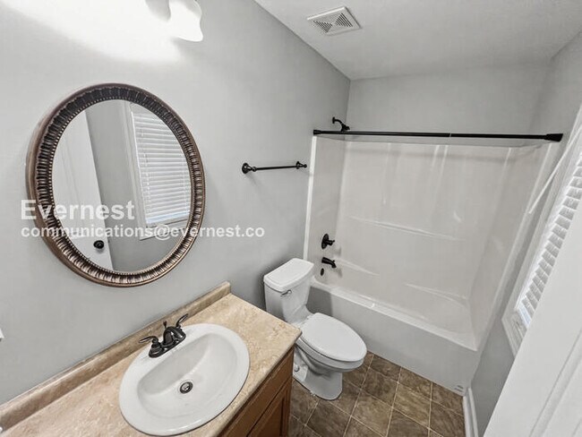 Building Photo - 3 Bed, 2 Bath Home with Fenced Yard & Garage / Pet-Friendly / Available Now!