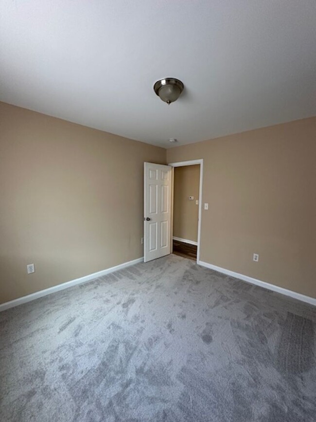 Building Photo - 3 Bedroom 2 Bathroom Duplex