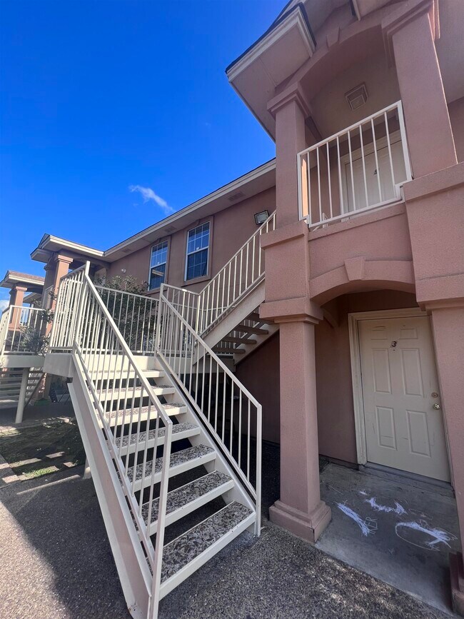 Building Photo - 419 W Eistetter St