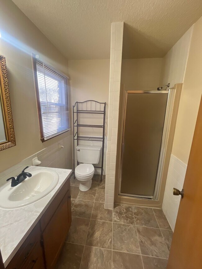 Building Photo - Warm & Inviting 3 Bed, 2 Bath