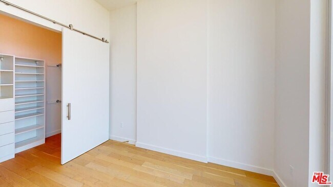 Building Photo - 525 Olive St