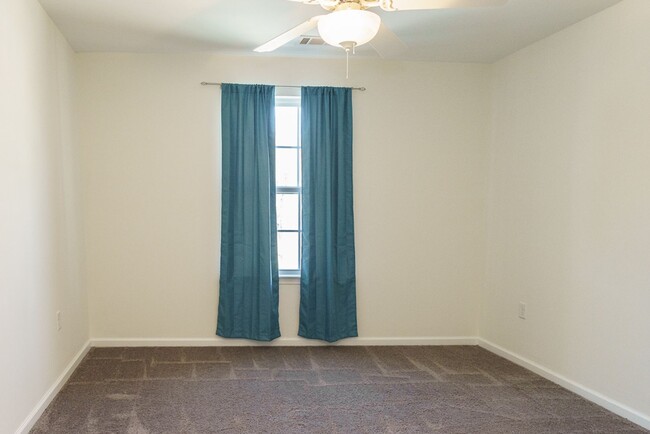 Building Photo - Three Bedroom Townhome