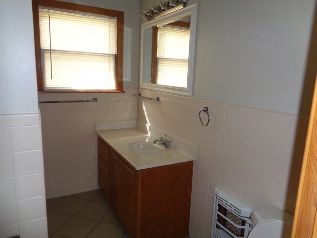 Building Photo - Super Spacious Home