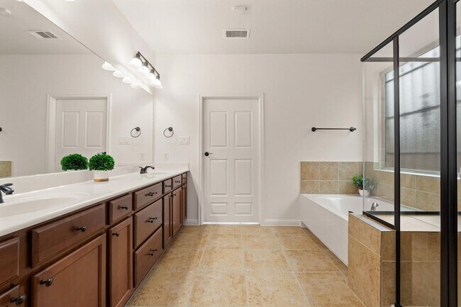 Building Photo - 25935 Foxrun Vista Dr