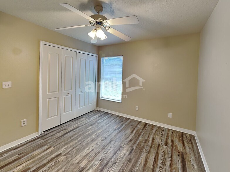 Building Photo - 10222 Summer Elm Ave