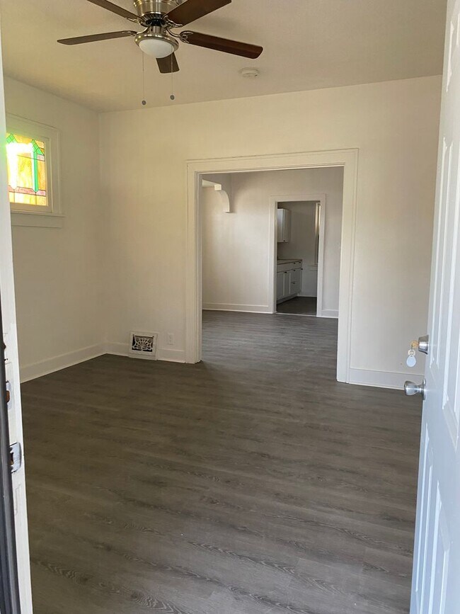 Building Photo - LIMITED TIME**NO APPLICATION FEE**1/2 OFF ...