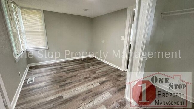 Building Photo - 4 Bedroom 2 bathroom in Kansas City!