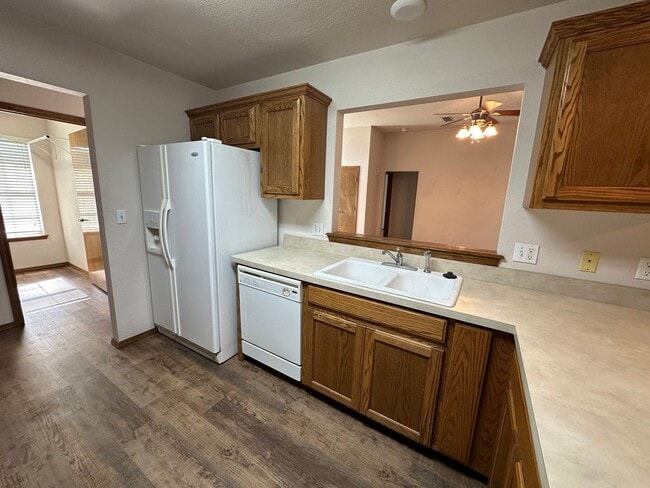 Building Photo - Spacious and nicely located on a cul-de-sac street 3 bedroom 2 bathroom home for rent.