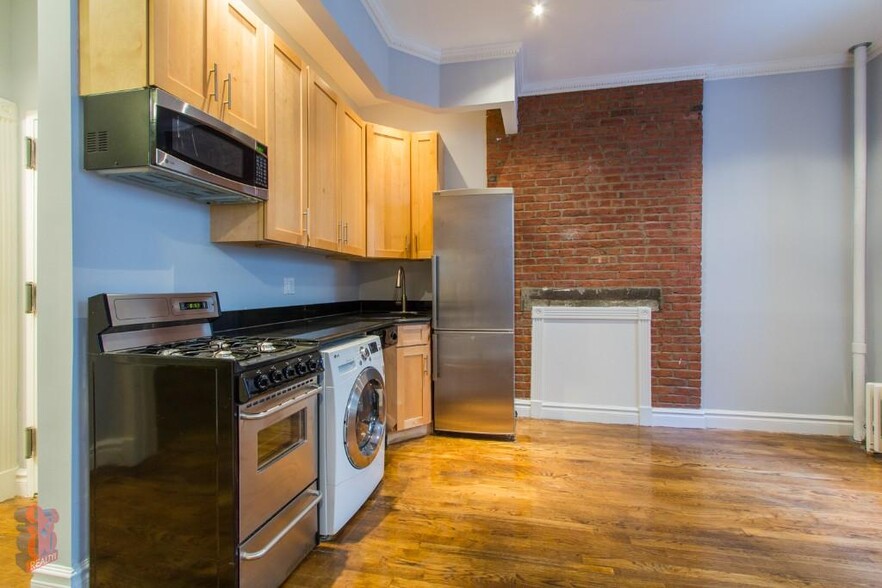 Primary Photo - 68 Clinton St