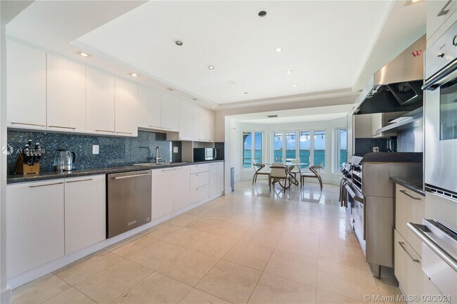 Building Photo - 1413 N Venetian Way