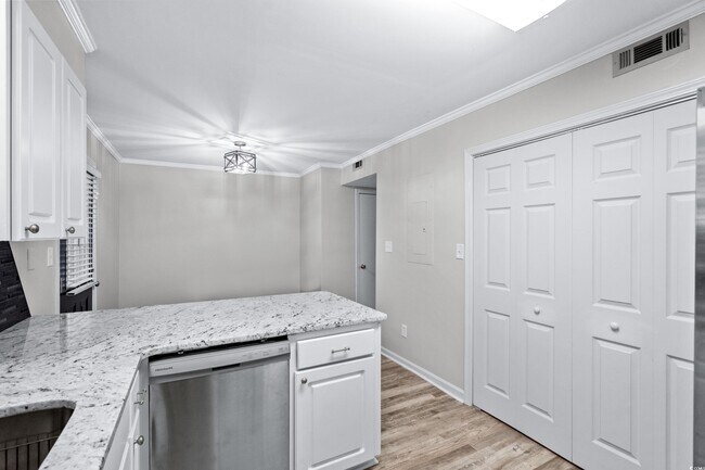 Building Photo - 715 Pine Dr