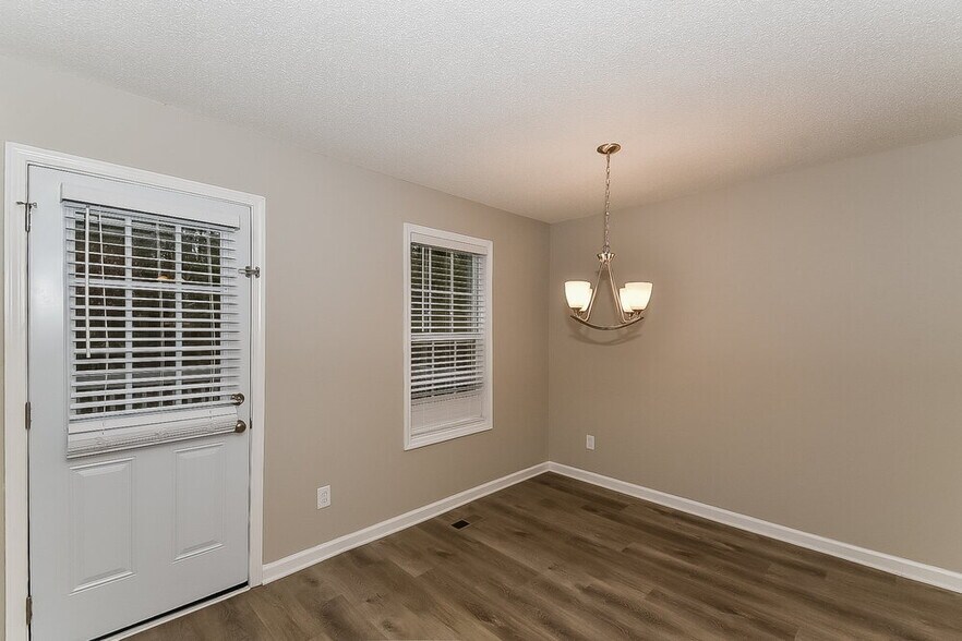 Building Photo - 625 Meadows Ct