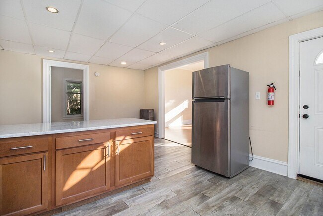 Building Photo - Spacious 1bed/1bath on main floor of with tons of windows! - Ask about our no security deposit op...