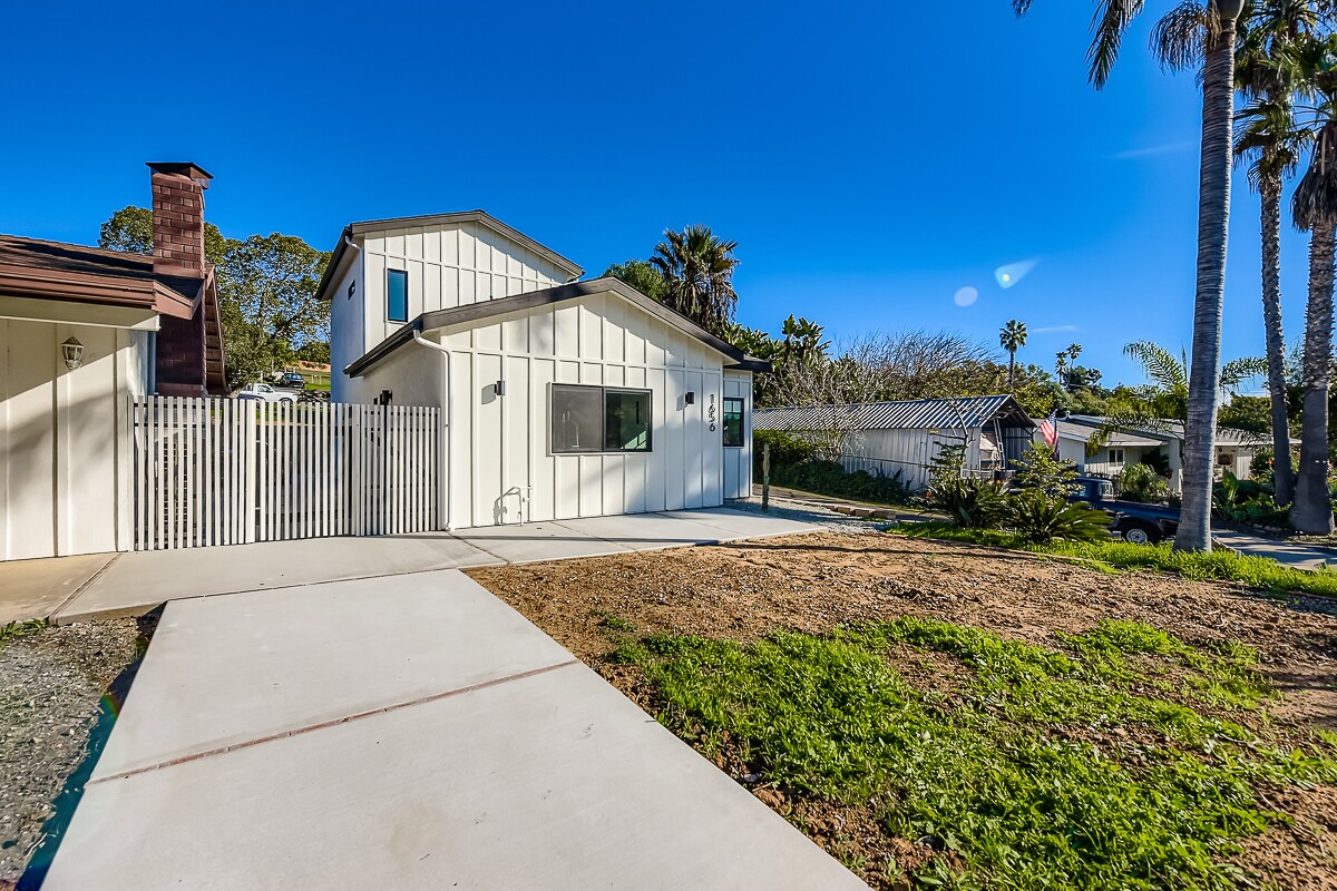 Building Photo - 1656 York Dr