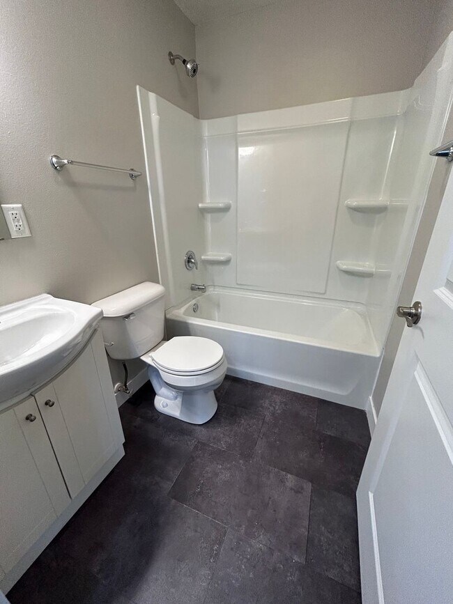 Building Photo - Recently Renovated 2 Bedroom Apartment