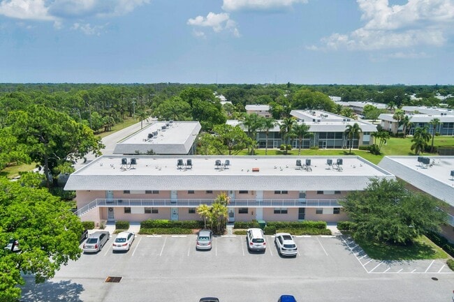 Building Photo - 18081 SE Country Club Dr