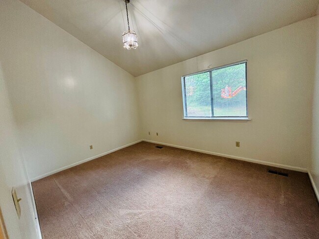 Building Photo - 253 Fairfax Rd
