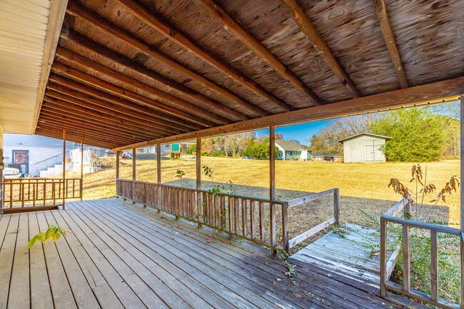 Building Photo - 2 bedroom, 1 bath unit in the heart of Eas...