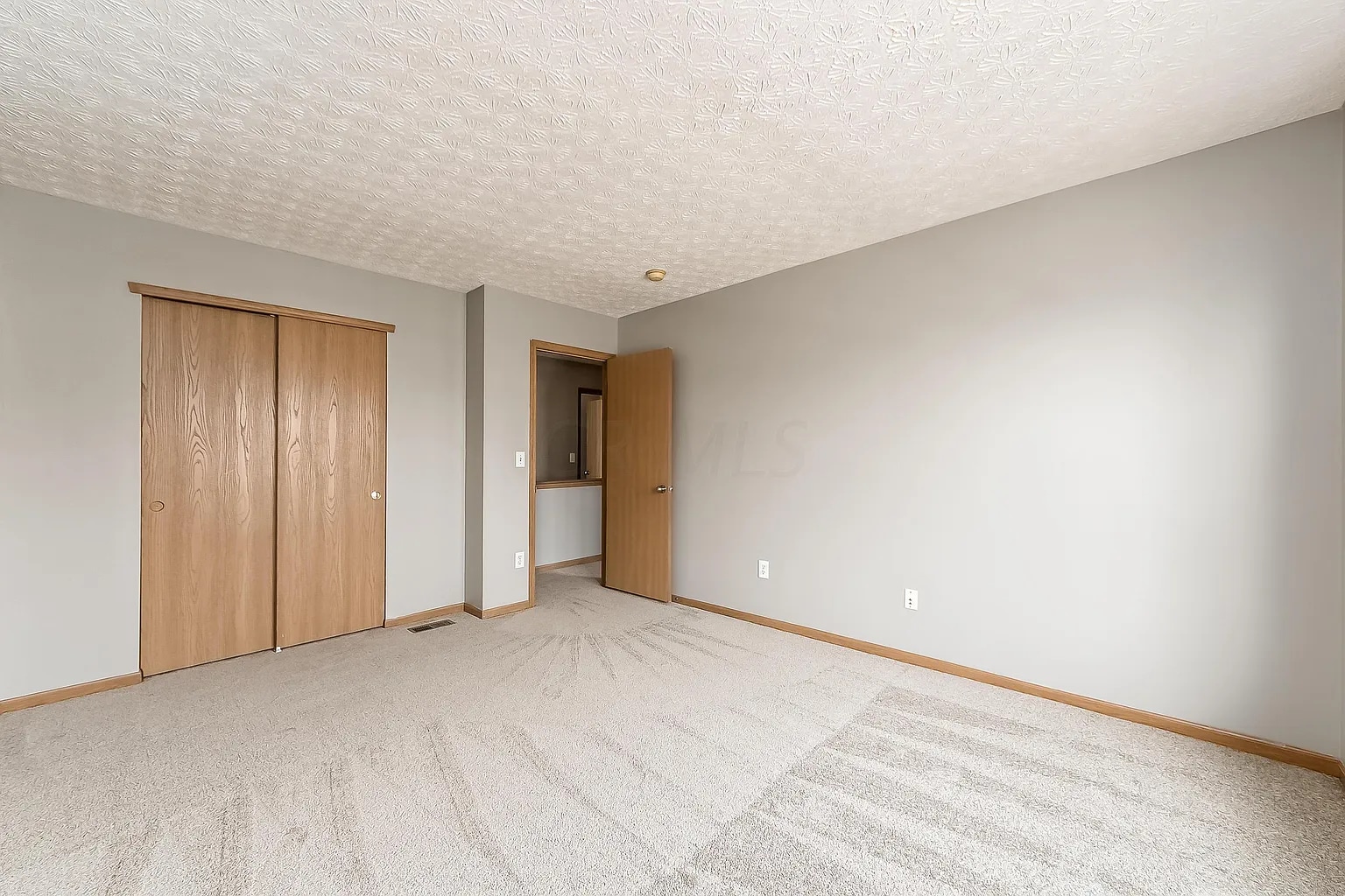 Overhead light fixture added (not pictured) - 4769 Hoseah St