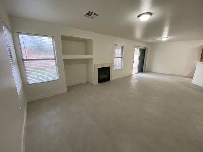 Building Photo - 4 Bed/2.5 Bath - Remodeled
