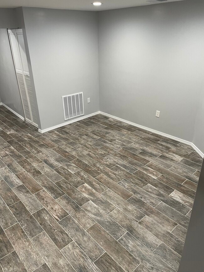 Building Photo - 1518 E 72nd St