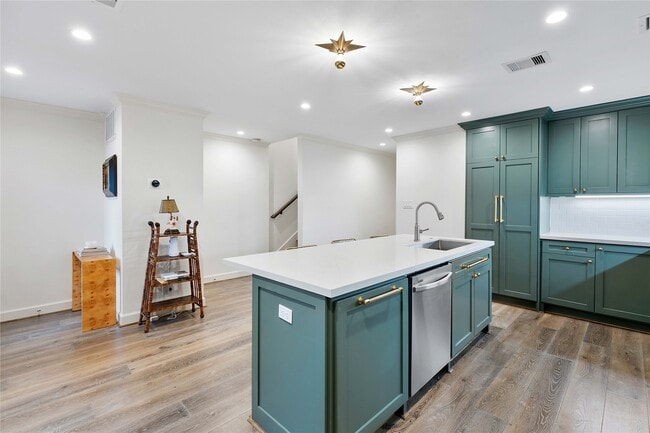 Building Photo - 3139 Bissonnet St