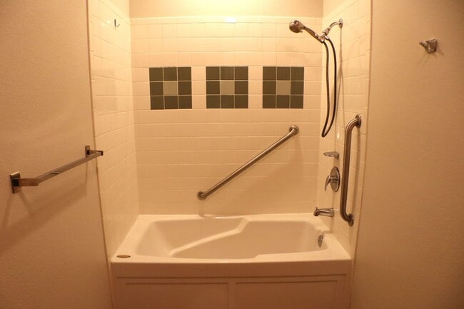 Building Photo - Lovely 2 Bedroom Ground Level Condo