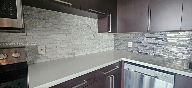 Building Photo - 2025 NE 164th St