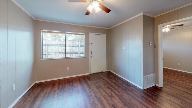 Building Photo - 204 Lynn Dr