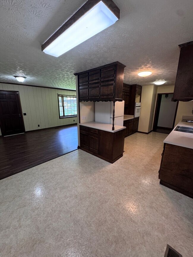 Building Photo - 880 Locke Dr