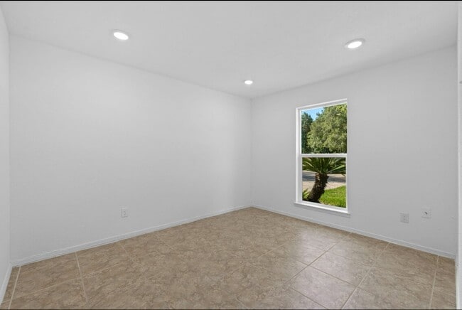 Building Photo - 9930 Valley Lake Dr