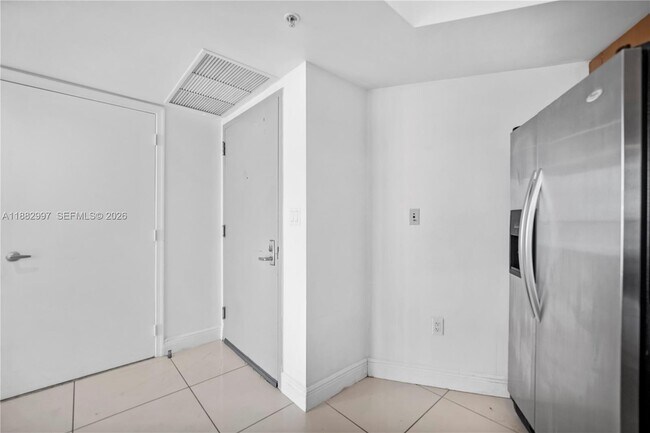 Building Photo - 1750 N Bayshore Dr