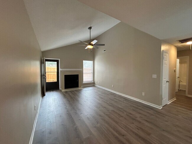 Building Photo - Where Comfort Meets Convenience