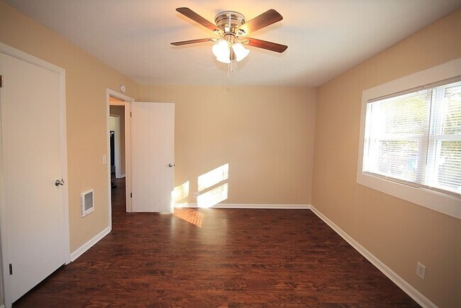 Building Photo - 1219 Lakeview Dr NW