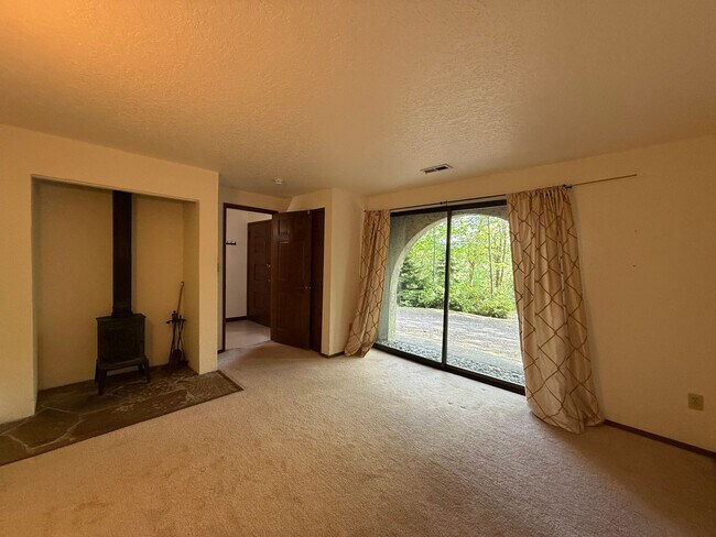 Building Photo - 3 Bed 2.5 Bath in the Heart of Bellevue
