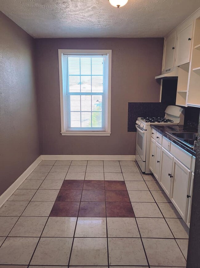 Kitchen - 1210 W Texas Ave