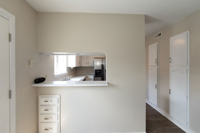 Building Photo - 2 bed 1.5 bath townhome located in the Mil...