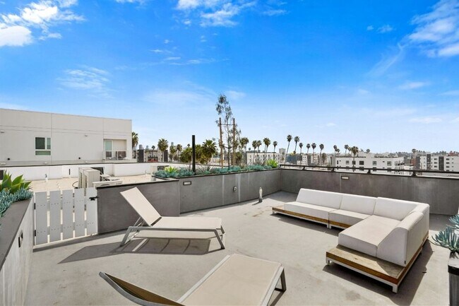 Building Photo - 846 S Mariposa Ave