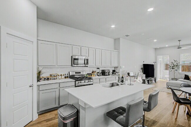 Building Photo - Experience Princeton Lifestyle