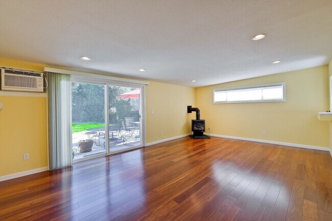 Building Photo - Awesome Home Located in a Quiet Tree Line ...