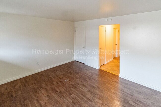 Building Photo - 728 W Maxwell Ave