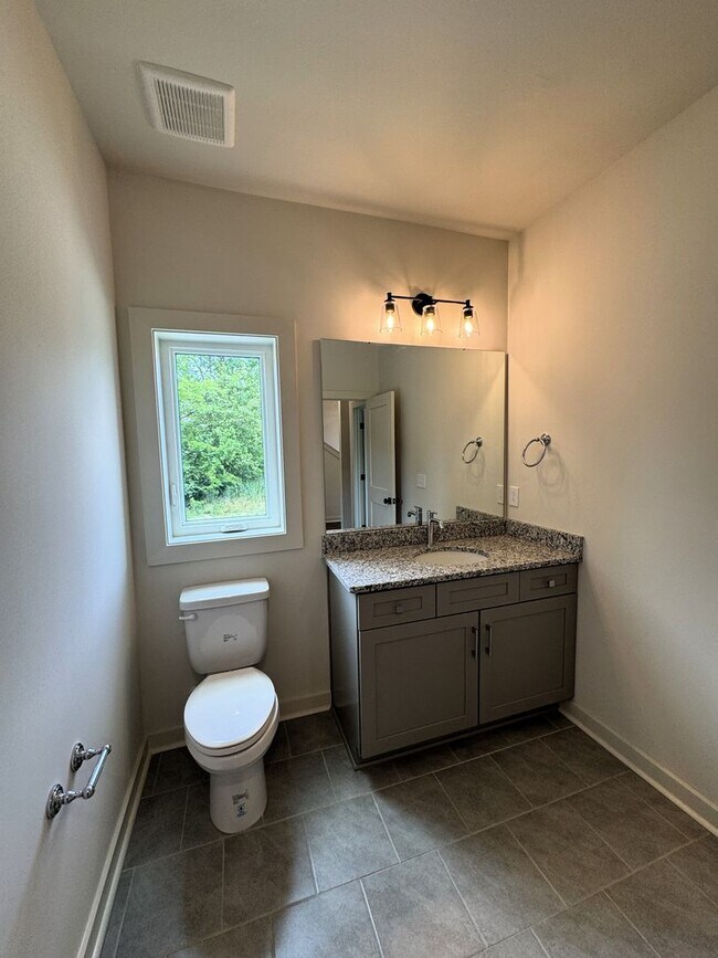 Building Photo - Move-In Special!! 1/2 Off First Month's Rent!!