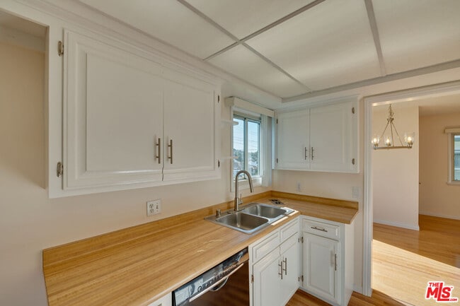 Building Photo - 431 W Acacia Ave