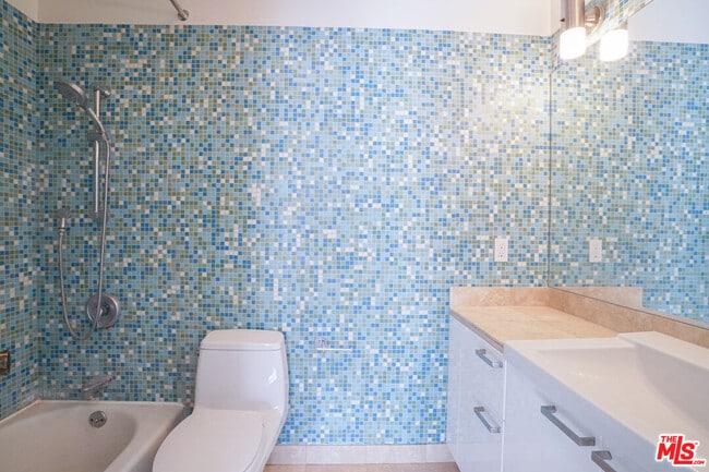 Building Photo - 1534 N Formosa Ave