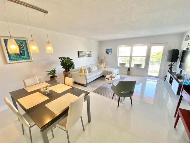 Building Photo - 3000 E Sunrise Blvd