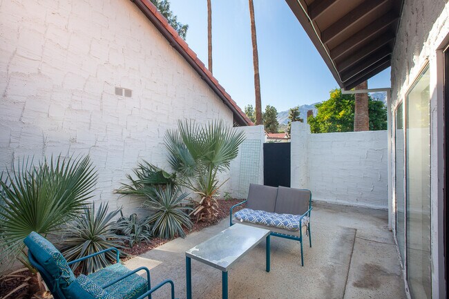 Building Photo - 2350 E Miramonte Cir