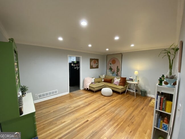 Building Photo - 825 Marstevan Dr NE